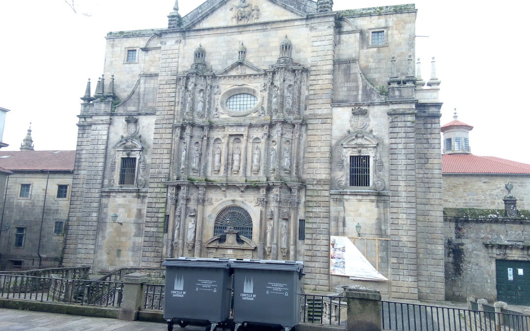 O Grupo Popular reclámalle ao Goberno local que proceda a trasladar ou ocultar os colectores de lixo situados diante da igrexa de San Martín Pinario