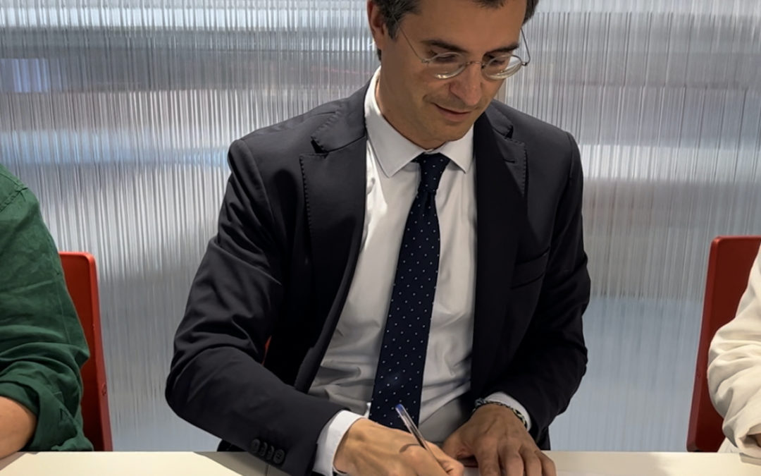 Borja Verea asinando un documento no Foro Cívico de Compostela